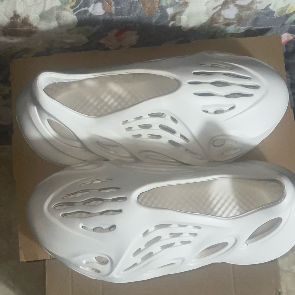 Yeezy white foam runner brand new comes with box size US men 7